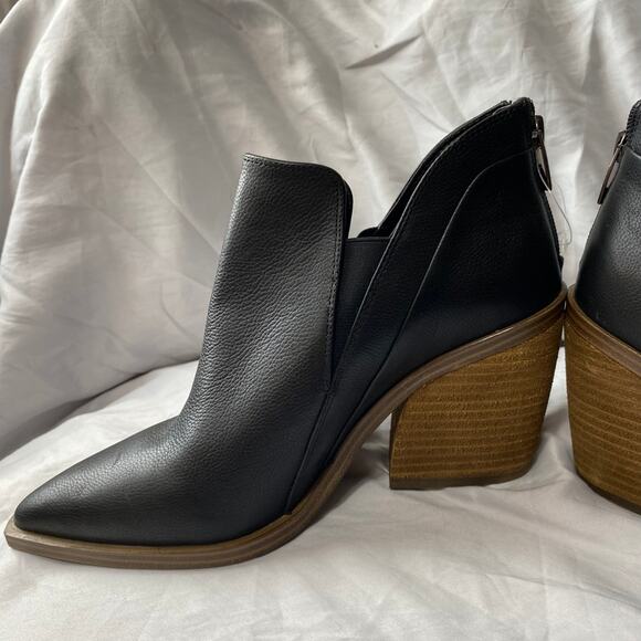 Vince Camuto Gradina Block Heel Pointed Toe Bootie SZ 91/2 M Sleek Quiet Luxury - Picture 3 of 8
